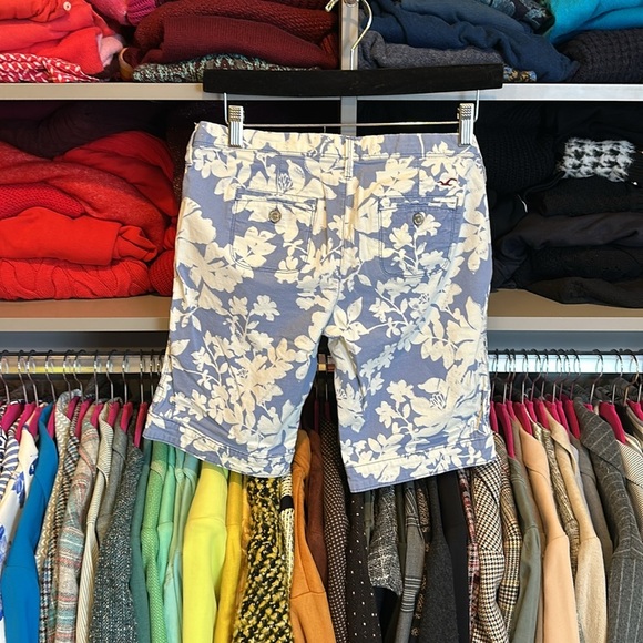 Hollister blue and white floral Bermuda shorts size 5 - Picture 3 of 3